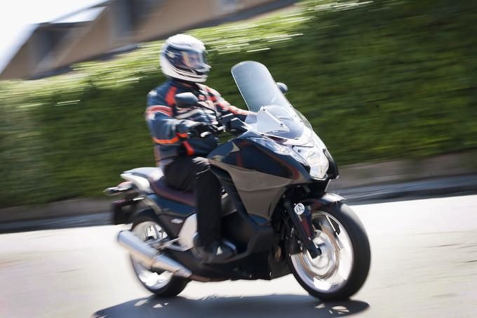 Lire la suite à propos de l’article Honda Integra : mi-moto, mi-scooter 2013