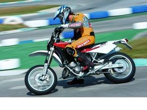 husqvarna-sm-125-supermotard-con-personalidad_fi_7760